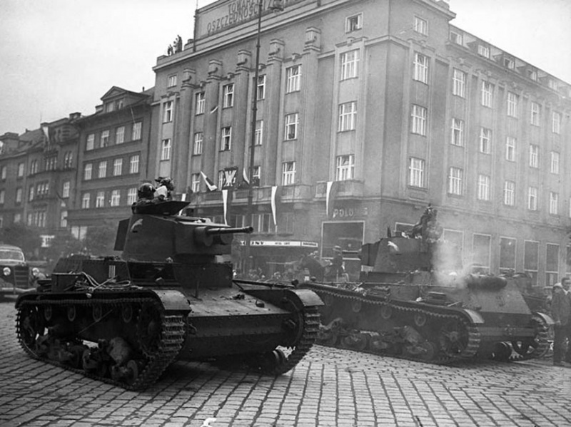 ​Two radio-equipped 7TP tanks on parade in Těšín, October 2nd, 1938 - 7TP: Polish Vickers | Warspot.net