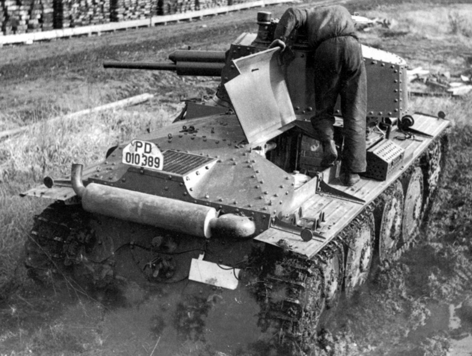 ​Well designed engine access hatches allowed one to work on the engine without having to stand in the mud - LT vz. 38: Bestseller from Prague | Warspot.net