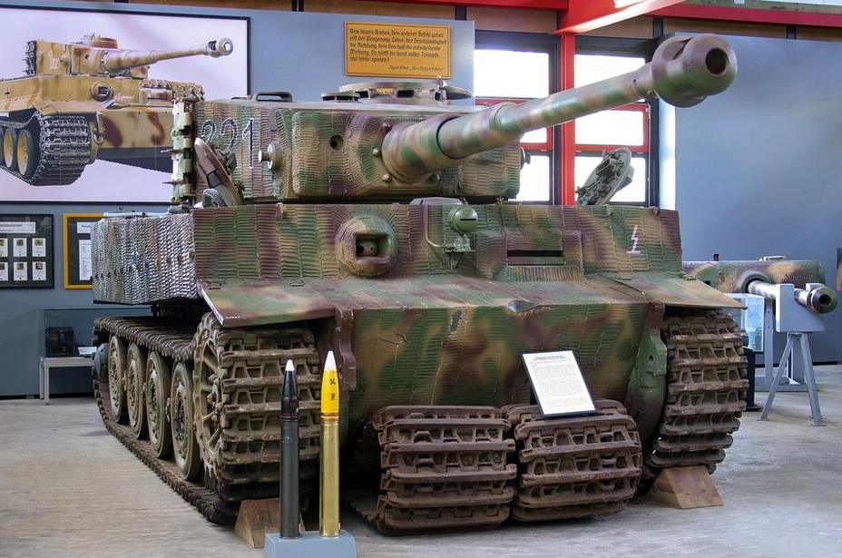 ​The Saumur Tiger, photographed on display at the Munster tank museum. Like in Saumur, the tank was on display here on narrow transport tracks. Wide combat tracks are stored below - Exhibit with a History | Warspot.net