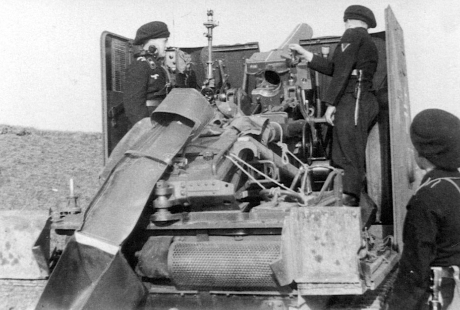 ​This SPG's crew seriously modified their vehicle. An improvised brass catcher can be seen, as well as a radio in the casemate - Small, But Fierce | Warspot.net