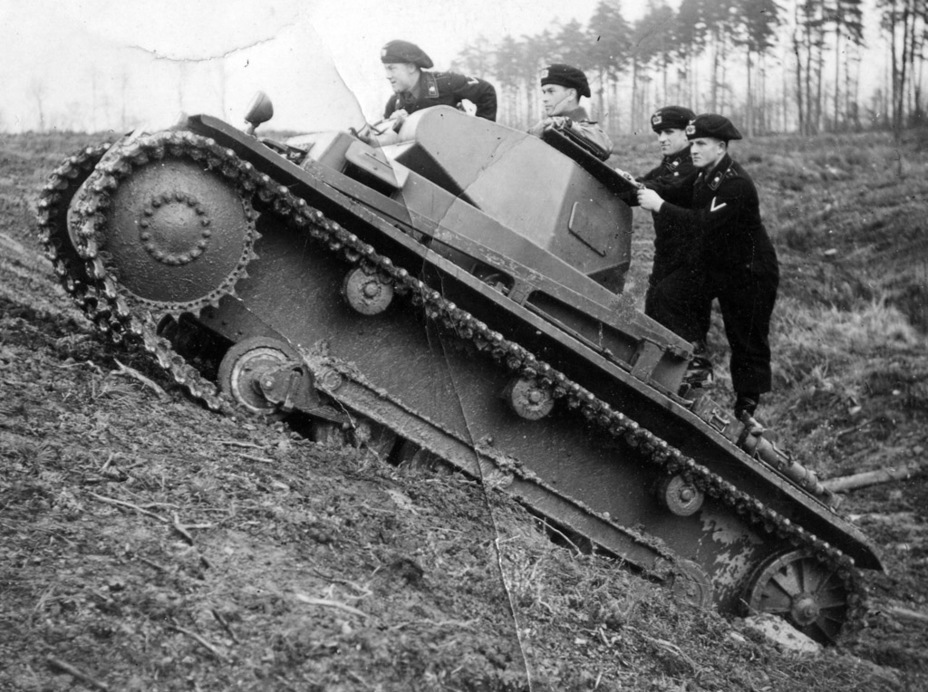 ​The PzII Ausf.b can be distinguished by a new drive sprocket. It was not changed on subsequent tanks - Pz.Kpfw.II Ausf.A through B: an Unplanned Tank | Warspot.net