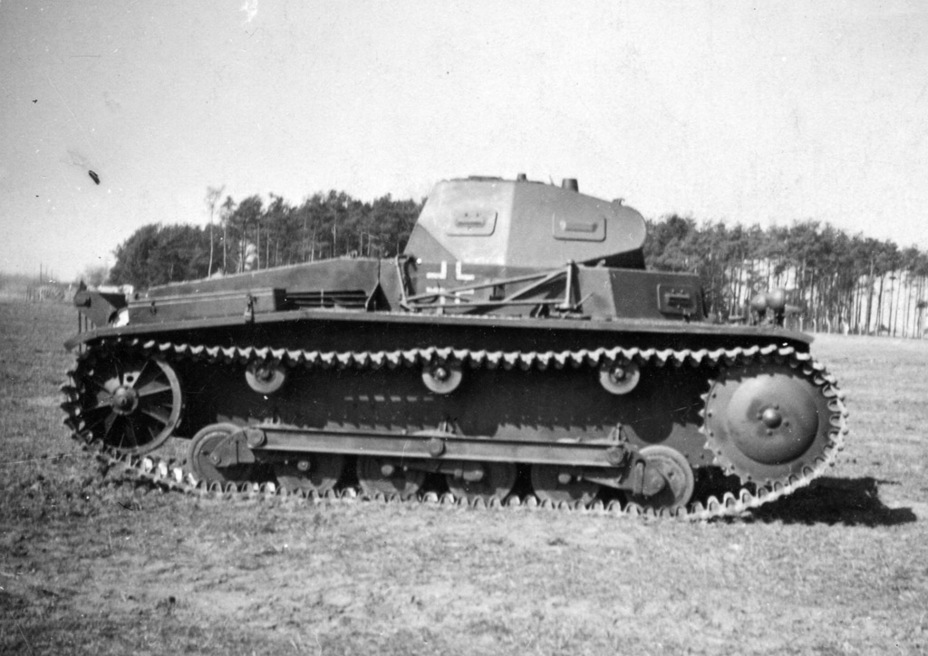 ​Modernized PzII Ausf.a. It has road wheels and track links from the PzII Ausf.b, an AA machinegun mount was added to the right side, and a smoke projector was added to the rear - Pz.Kpfw.II Ausf.A through B: an Unplanned Tank | Warspot.net