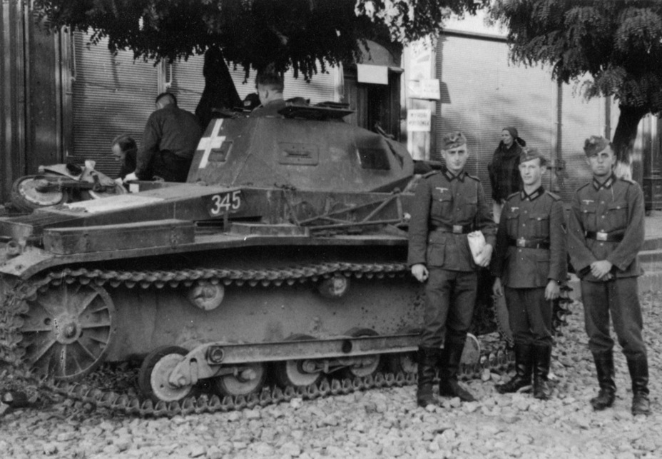 ​The spare bogey on the engine deck speaks volumes about the reliability of early PzII suspensions - Pz.Kpfw.II Ausf.A through B: an Unplanned Tank | Warspot.net