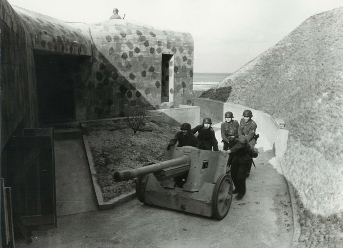 ​Gun crew moving into position. Obelisk anti-tank bunker, Scheveningen, Netherlands - French in German Hands | Warspot.net