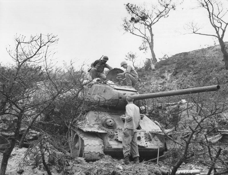 ​American soldiers inspecting a T-34-85 tank abandoned near Waegwan - A Tank from a Former Ally | Warspot.net