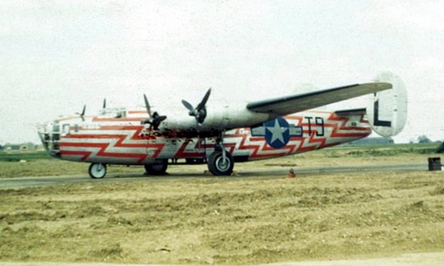 ​B-24D “Silver Streak” with serial number 41-24109 served as an assembly ship of the 466th Bomb Squadron - Funny pics Warspot: Judas goats and polka dot | Warspot.net