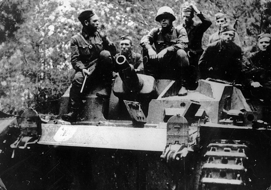 ​Red Armymen posing on a captured StuG III from StuG. Abt. 197, August 1941 - StuG III in the USSR | Warspot.net