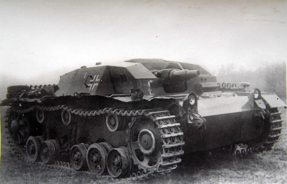 ​That same vehicle at the NIIBT Proving Grounds, early September of 1941. The damage to the suspension and the letter E on the side can be clearly seen - StuG III in the USSR | Warspot.net