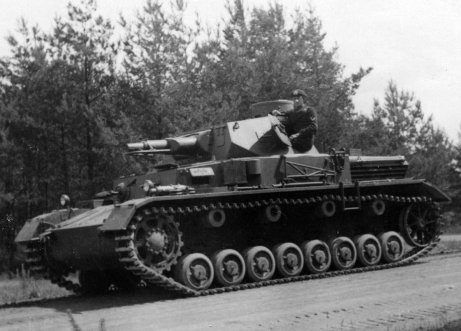 ​Some tanks had an antenna guard added underneath the gun to move the antenna out of the way - Pz.Kpfw.IV Ausf. A through C | Warspot.net