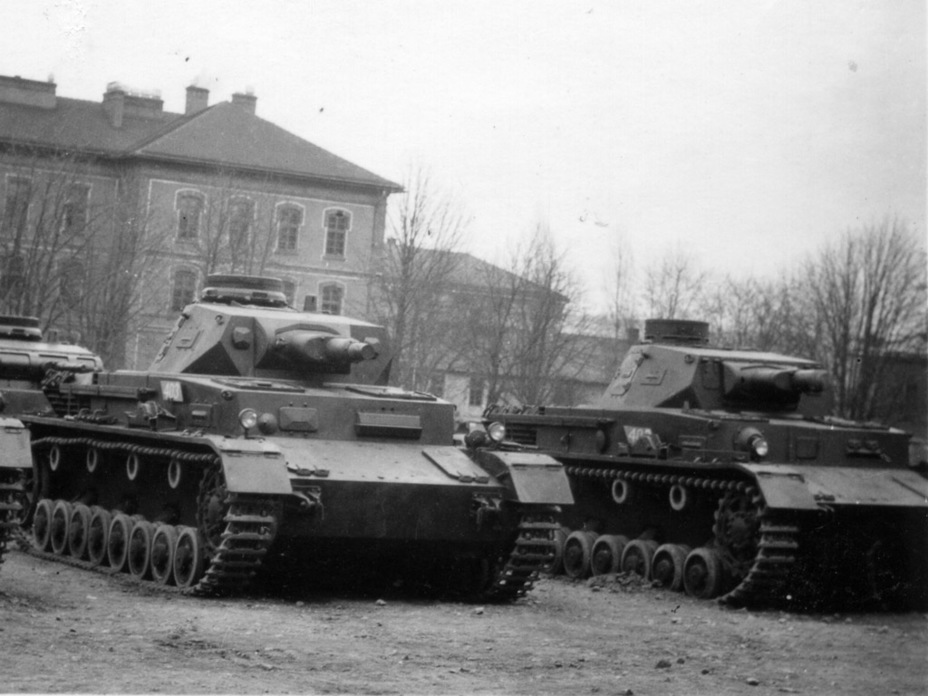 ​PzIV Ausf. B (left) and Ausf. A (right). This photo demonstrates the differences between the modifications - Pz.Kpfw.IV Ausf. A through C | Warspot.net