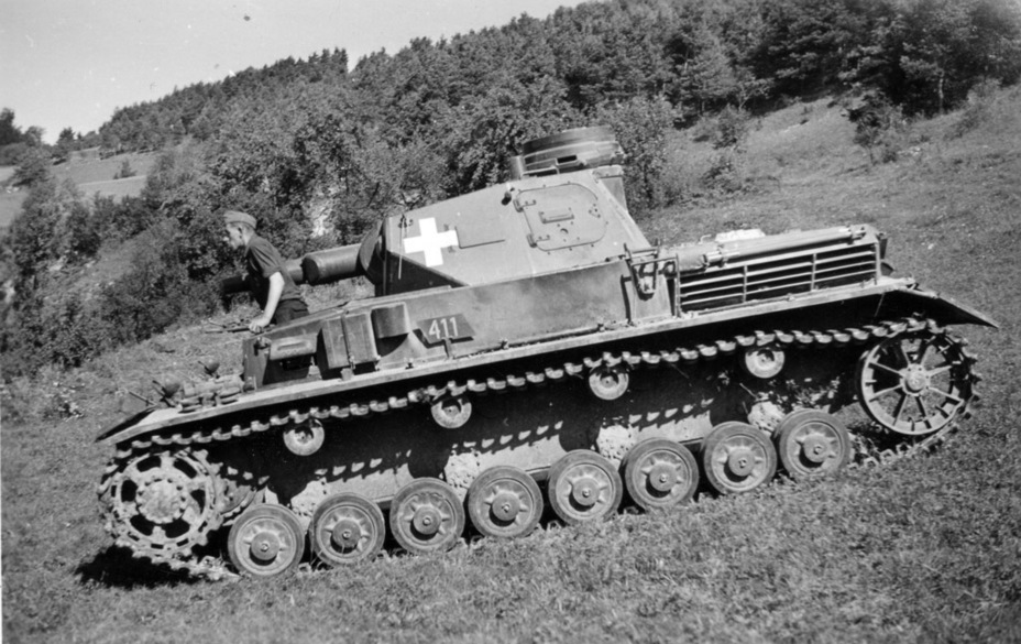 ​The AA machinegun mount, deemed uncomfortable to use, disappeared from the left side. Interestingly, this tank lacks the antenna deflector - Pz.Kpfw.IV Ausf. A through C | Warspot.net