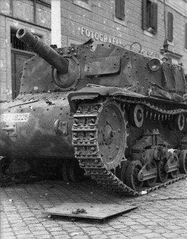 ​Semovente M42 da 75/18 knocked out in street fighting in Italy - Semovente da 75/18: Apennine StuG | Warspot.net