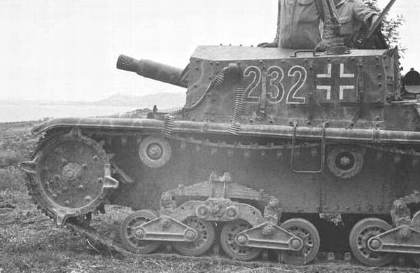 ​A StuG M42 850(i) in German service still painted in Italian camouflage - Semovente da 75/18: Apennine StuG | Warspot.net