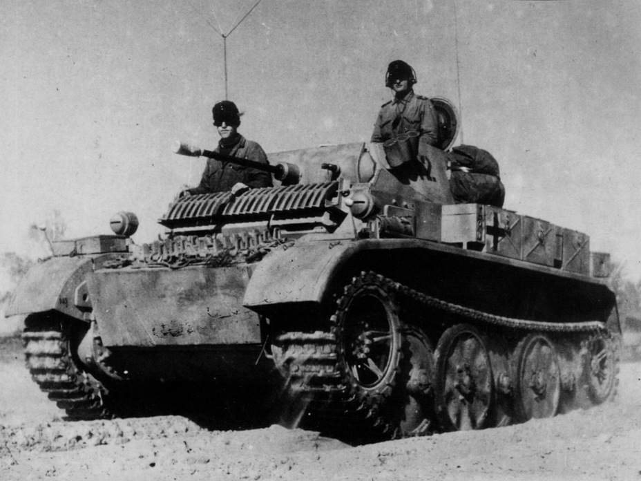 ​The Luchs 2 cm looked like this from October 1942 to May 1943. This vehicle belongs to the 2nd company of the 4th Reconnaissance Battalion of the 4th Tank Division. That can be established by the applique armour on the front of the hull - Reconnaissance Cats | Warspot.net