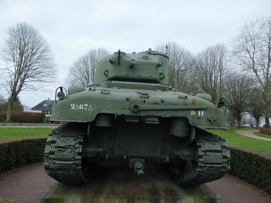 ​The large engine access hatch in the rear of Sherman tanks prevented the tow hook from being mounted at the proper height - Modernization in the British Style | Warspot.net