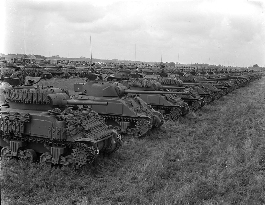 ​Sherman V and Vc tanks from the 5th Armoured Division. Aside from the longer gun, the Sherman Vc can be distinguished from its predecessor by an extension in the rear of the turret that houses the radio - Modernization in the British Style | Warspot.net