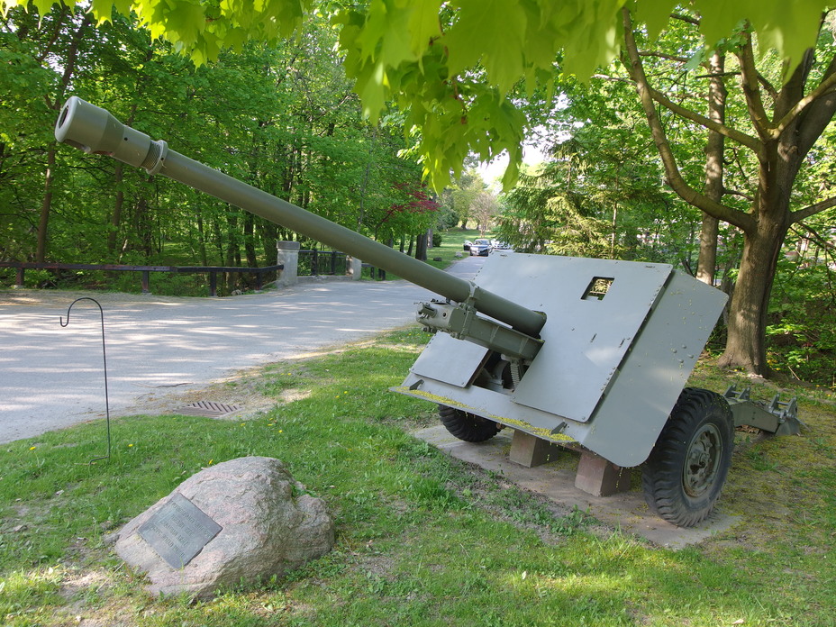 ​The 17-pounder anti-tank gun was a powerful weapon, but vulnerable on the battlefield due to its size and weight. The muzzle brake on this gun is not original - Modernization in the British Style | Warspot.net