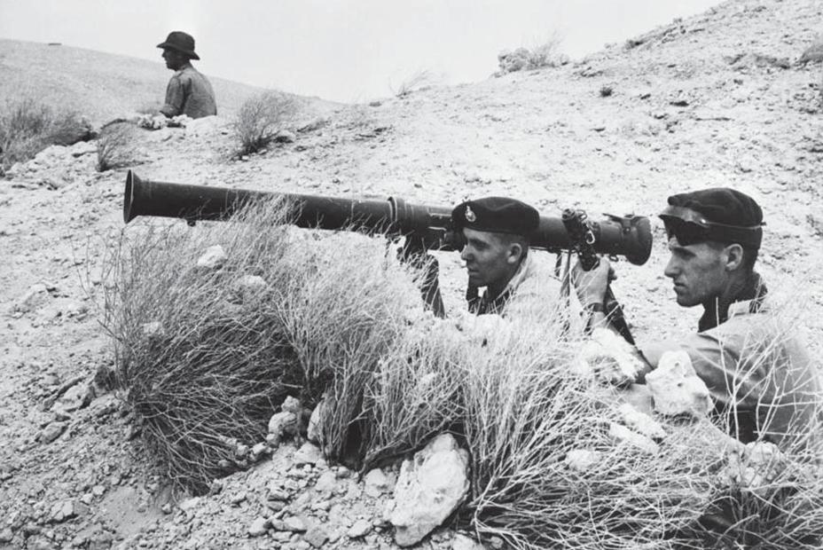 ​British Marines with an M20 Mk1 RPG in Kuwait, 1961 - Super Bazooka: Improved Antitank Fist | Warspot.net