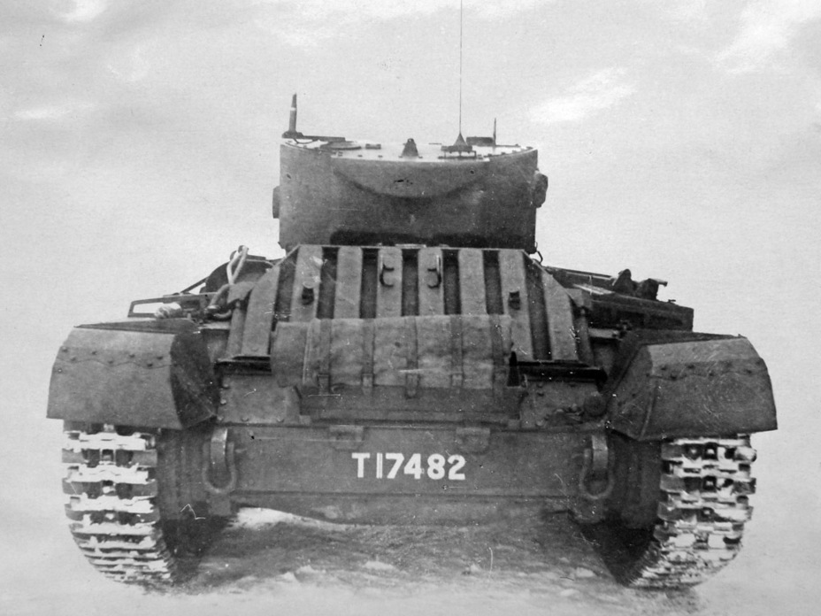 ​The racks on the rear are meant for British two-gallon (9.09 L) cans - British Tank for Soviet Infantry | Warspot.net