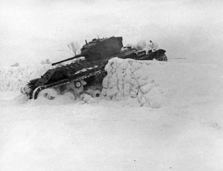 ​Crossing a snow obstacle during comparative trials - British Tank for Soviet Infantry | Warspot.net