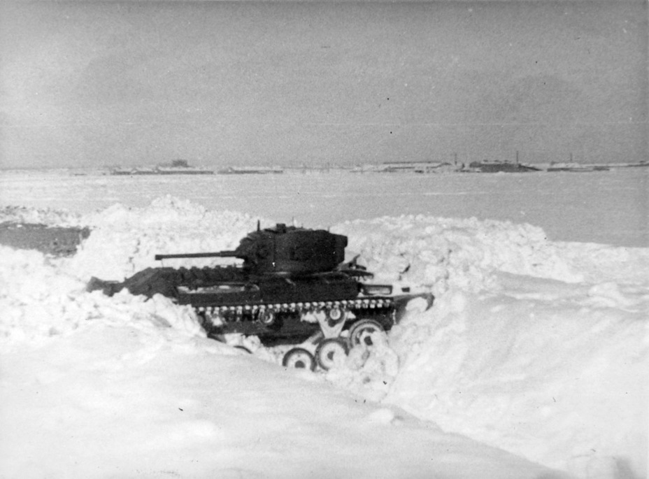 ​Crossing two snow obstacles. The tank needed 14 minutes to get across - British Tank for Soviet Infantry | Warspot.net