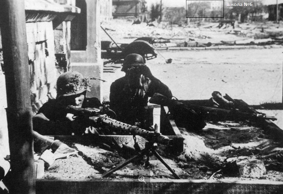 ​Machine-gun crew on Saratov street, the sector of fire is oriented to the south. To the north, the flank of 71st ID is covered by units of 295th ID, whose infantry occupied the south-western slopes of Mamaev Kurgan and reached the water tanks on the top at 1400 hours - Unknown Stalingrad: Enemy at the Gates | Warspot.net