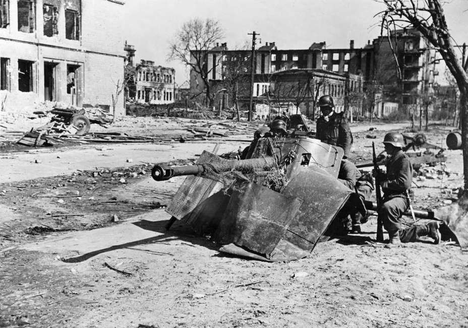 ​Crew of a German 50-mm Pak 38 anti tank gun at the intersection of Saratov and Kursk Streets. The Germans are expecting an attack from the south, where a firefight can be heard in the area of the Square of Fallen Fighters - Unknown Stalingrad: Enemy at the Gates | Warspot.net