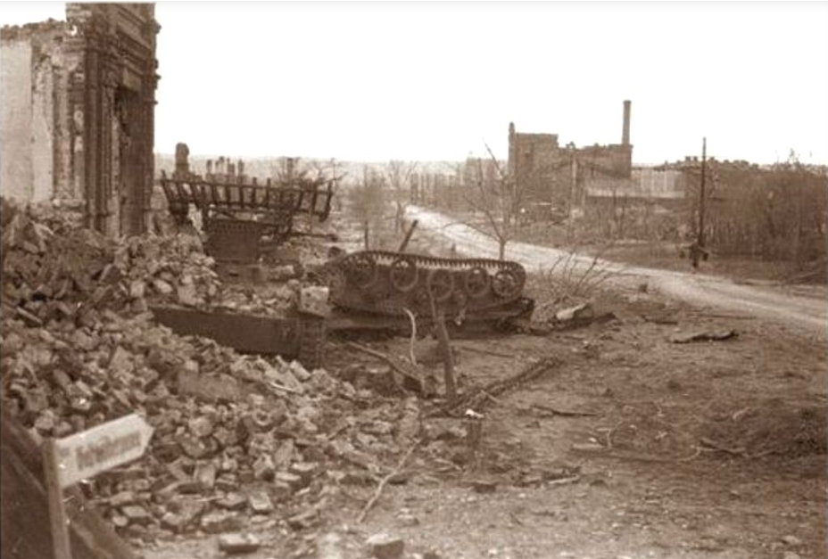​Destroyed B8-24 rocket launchers at the intersection of Donskaya and Parkhomenko Streets (Zapolotnovsky district). Photo from the book by V. Wüster «An Artilleryman in Stalingrad» - Unknown Stalingrad: Enemy at the Gates | Warspot.net