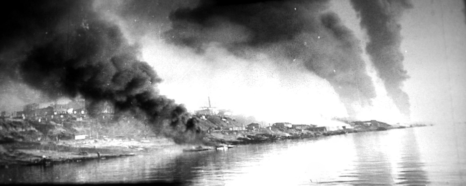 ​The bank of the Volga opposite the brewery and the complex of buildings of the NKVD, the landing place of Colonel Elin’s 42 Guards Rifle Regiment. In the distance, in the center of the picture, a whole chimney of mill No. 4 is still visible, and to the right the Refinery is burning - Unknown Stalingrad: «Grenade, Grenade, My Grenade…» | Warspot.net