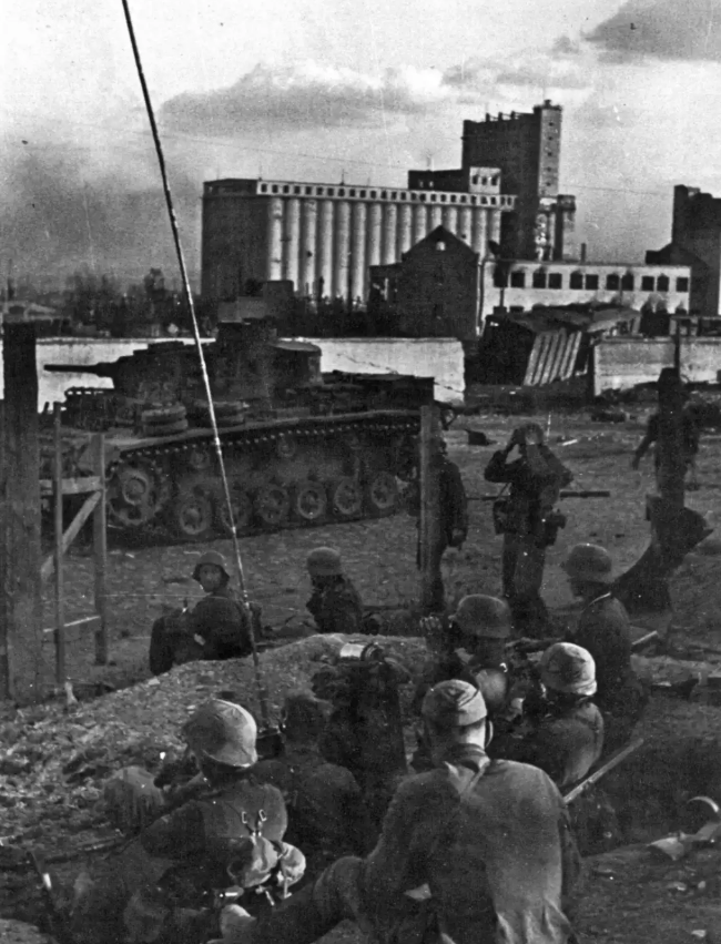 ​September 15, the infantry and tanks of Group Edelsheim await orders for further action. In German reports there is no data on the capture of the Elevator that day, but apparently the German advanced detachments reached the building and the surrounding area. Tank 525 is visible in the photo above - Unknown Stalingrad: The Elevator | Warspot.net