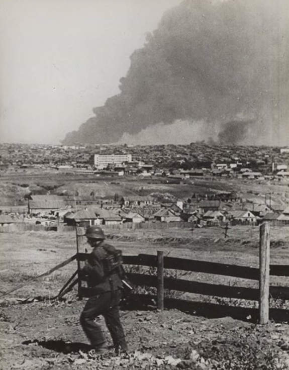 ​A German soldier from a machine gun crew is walking at the western edge of the graveyard along the slope of Dar Mountain, whereas the refinery is burning on the horizon. Below clearly appears the northern shore of Tsaritsa, the school district and the Hospital. It housed the headquarters and rear of the 272nd NKVD Regiment, whose fighters held back the attacks of 71st Infantry Division two kilometers west. On September 16, the Germans lost three tanks in this sector, and according to their data, the vehicles were destroyed by friendly fire of the “flaks” of 71st ID. In the center of the picture, the four-story school building’s modern address is Angarskaya Street, 15 - Unknown Stalingrad: The Elevator | Warspot.net