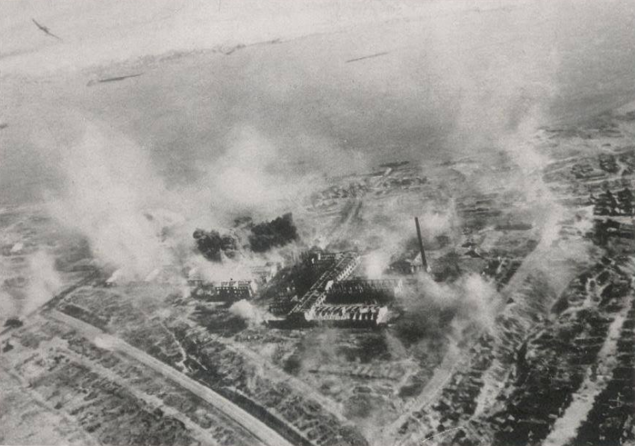 ​The bombing of the Cannery, where the remnants of Soviet units held back three German divisions until September 18. The chimney of the plant was miraculously preserved and still stands today - Unknown Stalingrad: The Elevator | Warspot.net