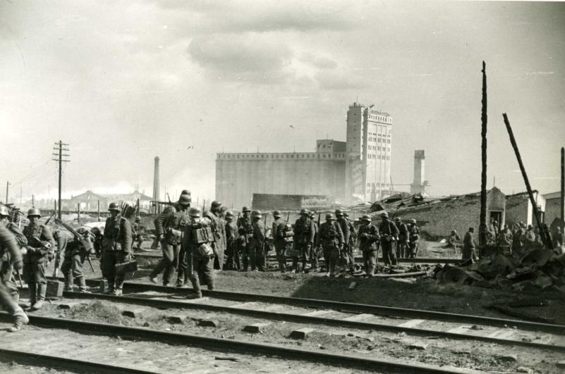 ​Soldiers of the 94th Infantry Division in front of the Elevator. The facade of the building has not yet been completely destroyed, meaning that the picture was taken no later than September 18 - Unknown Stalingrad: The Elevator | Warspot.net