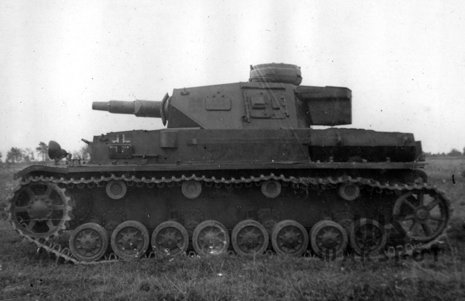 ​The strip of metal along the side of the turret platform was used to keep spare road wheels - From Support Tank to a Lead Role | Warspot.net