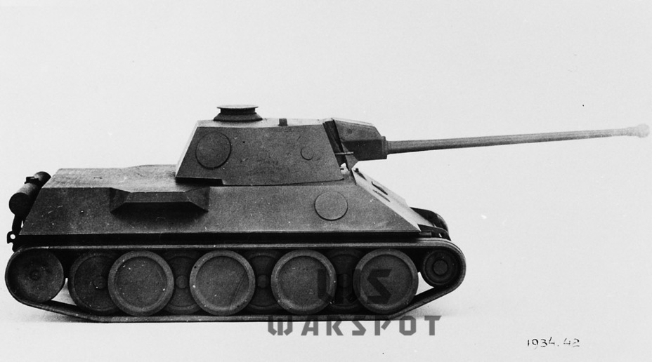 ​In addition to a rear transmission, Daimler-Benz disobeyed by using their own turret. This played a fatal role in the tank's history - Panther's Ancestors | Warspot.net