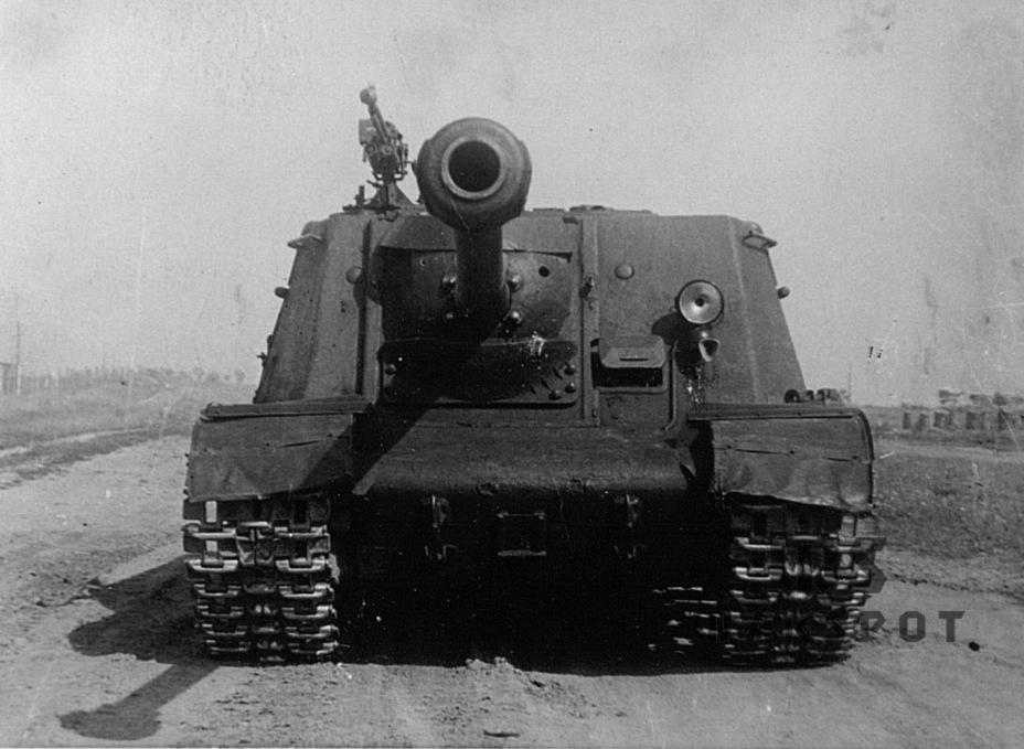 ​The prototype used an ISU-152 hull built at factory #200. Production stopped in March of 1944 - ISU-122 Heavy Tank Destroyer | Warspot.net