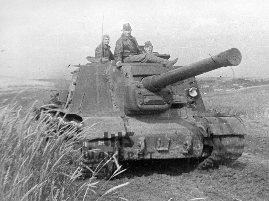 ​An ISU-122 driving, summer of 1944. There is a counterweight welded to the upper part of the gun mantlet to balance it - ISU-122 Heavy Tank Destroyer | Warspot.net