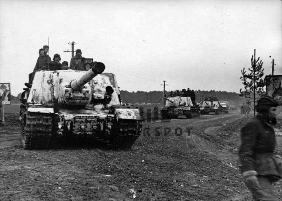 ​The ISU-122 in the second half of 1944. The spare tracks were moved to the front of the hull in June-July. AA mounts were introduced towards the end of the year - ISU-122 Heavy Tank Destroyer | Warspot.net
