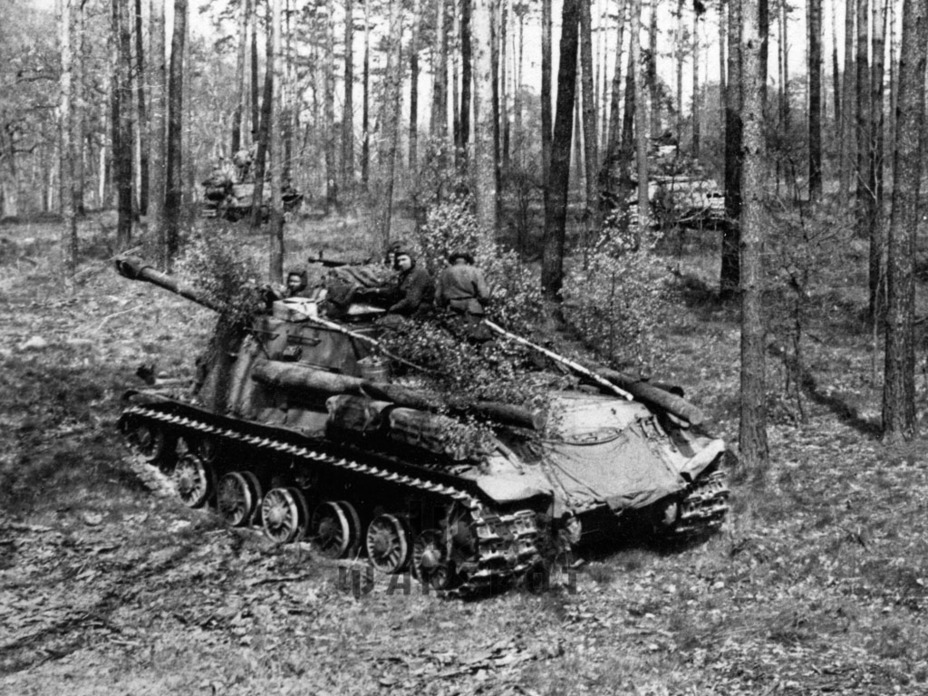 ​ISU-122 produced in February-March of 1945, Berlin operation, April 1945. Smoke bomb racks introduced on February 1st can be seen on the back - ISU-122 Heavy Tank Destroyer | Warspot.net