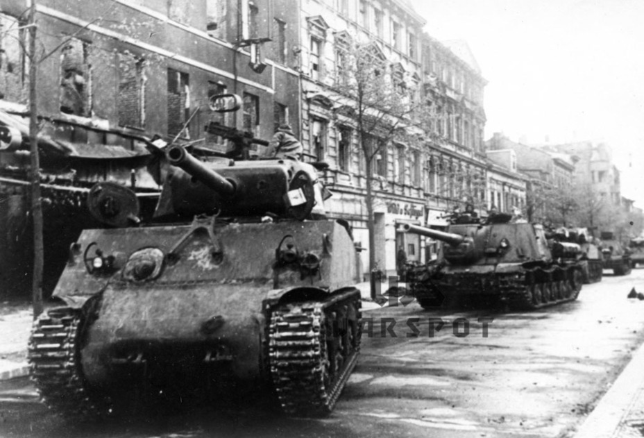 ​An M4A2(76)W leads the column of ISU-122 SPGs, 1945. It's likely that this vehicle is from the 9th Mechanized Corps - ISU-122 Heavy Tank Destroyer | Warspot.net