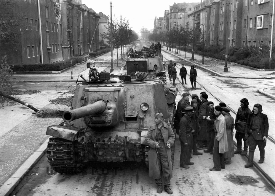 ​The ISU-122 in Berlin. This is how the later production vehicles looked. The one in the foreground already has a welded hull - ISU-122 Heavy Tank Destroyer | Warspot.net