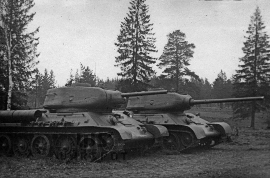 ​T-34 tanks with T-43 turrets, fall 1943. Improved commander's cupolas with vision slits are installed - T-43: an Intermediate Step | Warspot.net