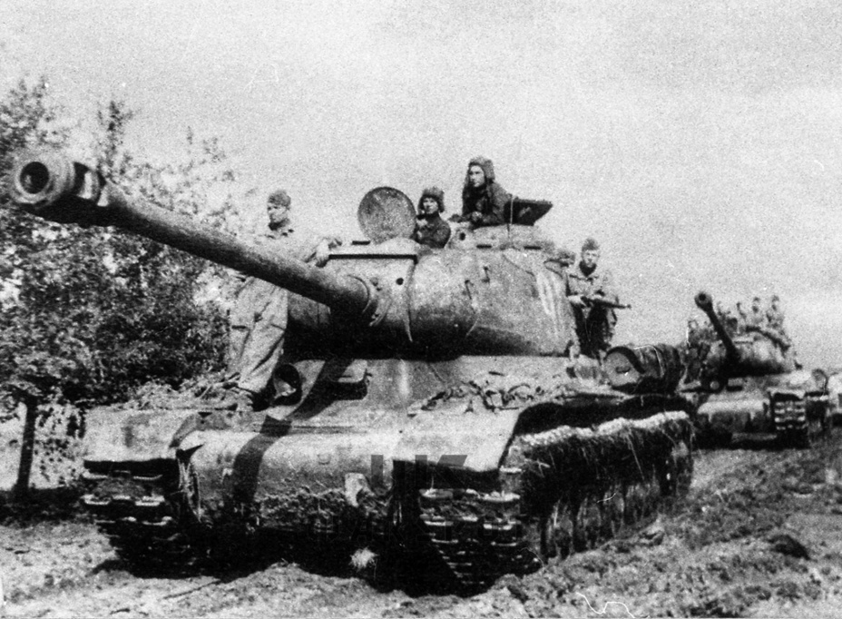 ​IS-2 tank #98 belonging to Guards Senior Lieutenant V.A. Udalov. In it, he destroyed three of the new German tanks in one battle - An Overloaded Big Cat | Warspot.net