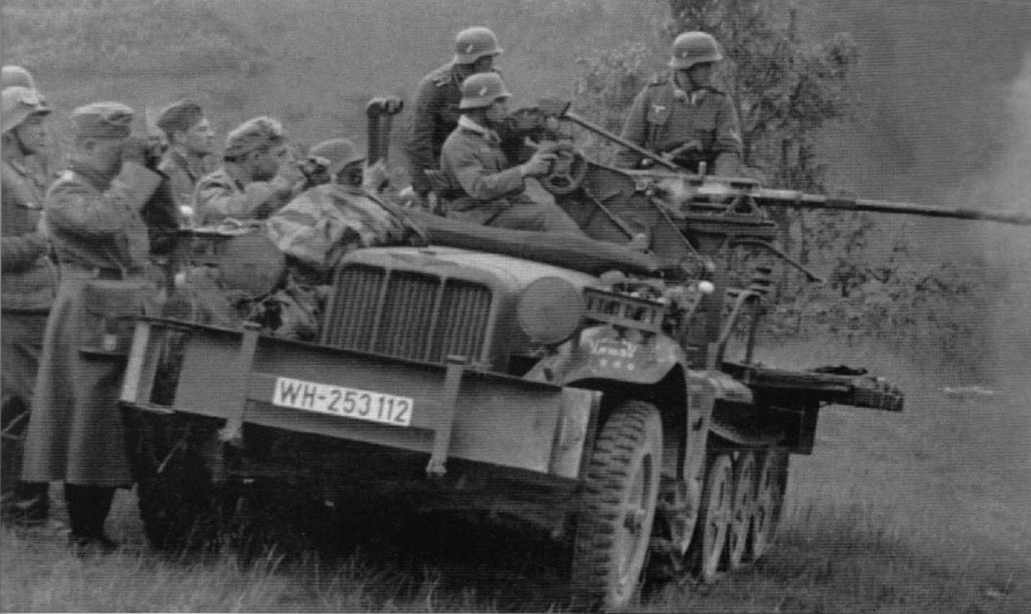 Practicing firing at ground targets with the Sd.Kfz.10/4 SPAAG (3rd company, 59th battalion) - A Light and Simple SPAAG | Warspot.net