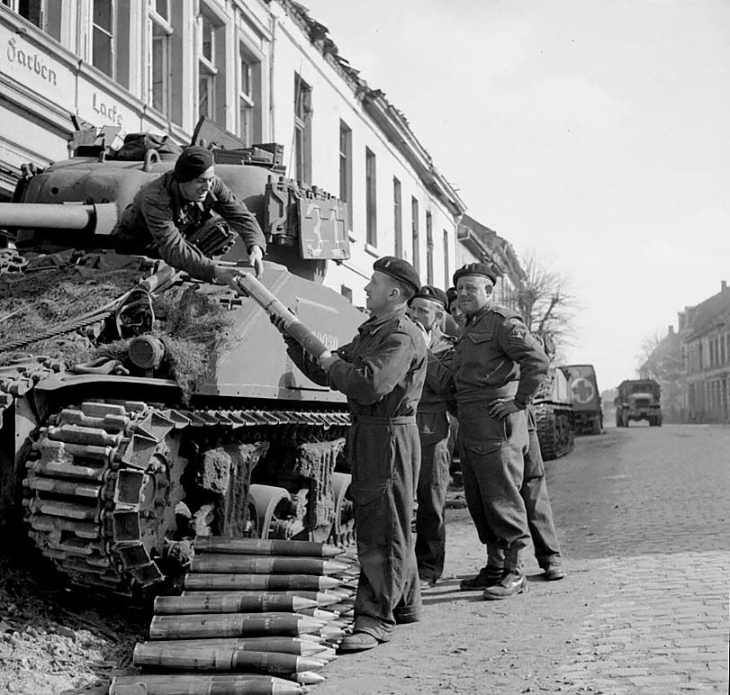 ​A Sherman tank with metallic T49 tracks and Extended End Connectors - Shermans in Mud | Warspot.net