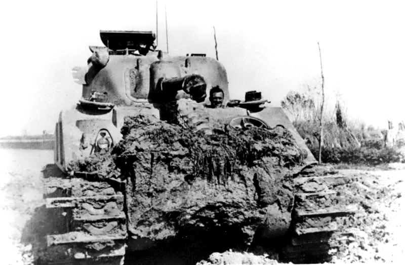 ​A Sherman tank with Platypus grousers driving through mud - Shermans in Mud | Warspot.net