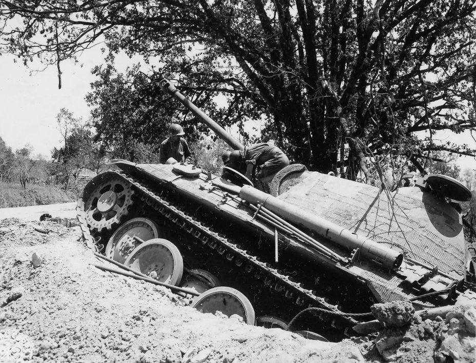 ​American troops inspect a stuck Panther tank. Despite wide tracks, their off-road mobility left much to be desired - Shermans in Mud | Warspot.net