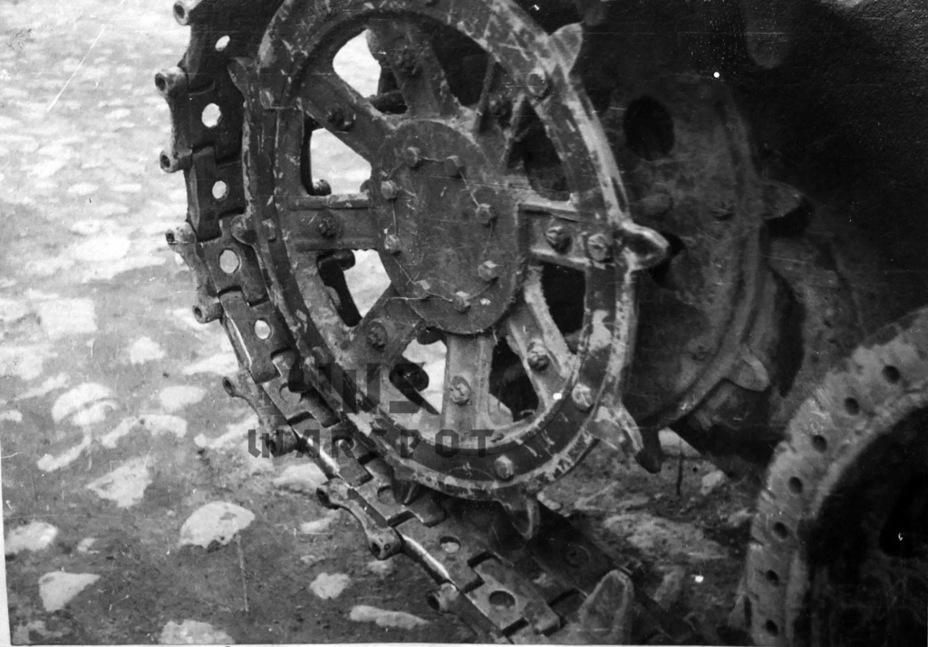 ​The first type of track, 280 mm wide, did not turn out well. The ground pressure was too high and it was incompatible with the drive sprocket crown - T-46: Dead End on Wheels | Warspot.net