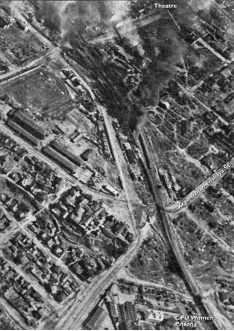 ​This aerial photo from Edelbert Hall's book «When the Volga Flowed with Blood» clearly shows the area of the City Garden and the two railway viaducts. The author of the book, a veteran of the 94th Infantry Division, noted the following objects in the photo: «Theater» — Gorky Drama Theater, “GPU Women Prison” – the city prison. The straight and wide Krasnoznamenskaya Street was simply called «line» by the Germans: it led directly to the Volga - Unknown Stalingrad: The City Garden | Warspot.net