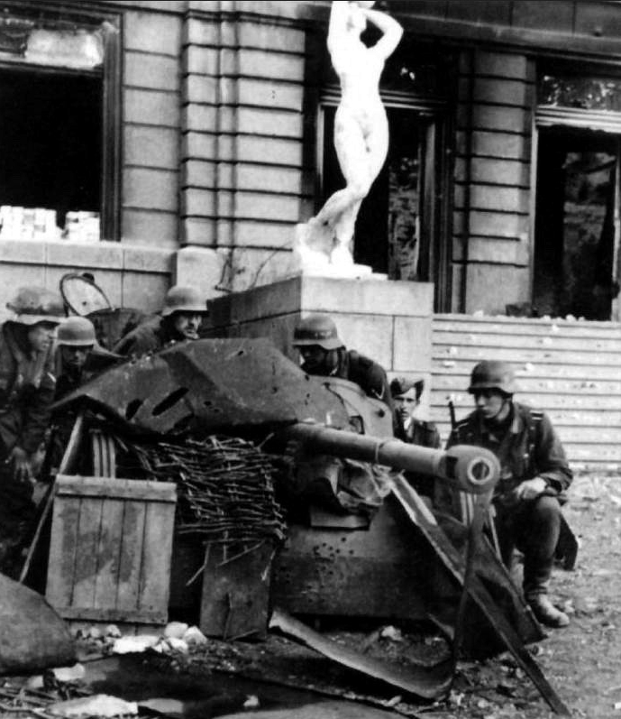 ​German soldiers from 71st Infantry Division and a camouflaged PaK 38 cannon near the eastern façade of the Palace of Physical Culture and Sports, one of the buildings seized on 21 September - Unknown Stalingrad: The City Garden | Warspot.net